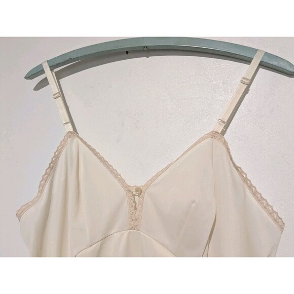 Vintage 70s Vanity Fair Beige Antron Nylon Full Slip Button Lace Trim 32 - Picture 3 of 4